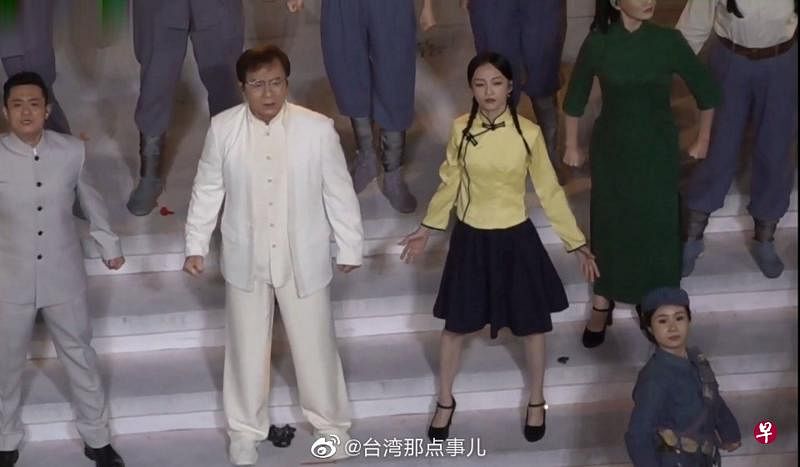 台湾艺人张韶涵（右）登上中共百年党庆的文艺演出，与成龙等合唱《怒吼吧黄河》（微博@台湾那点事） 