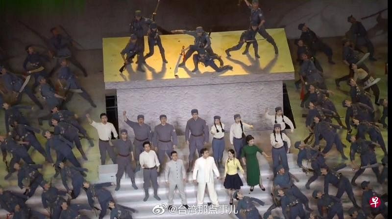 台湾艺人张韶涵登上中共百年党庆的文艺演出，与众星合唱《怒吼吧黄河》（微博@台湾那点事） 