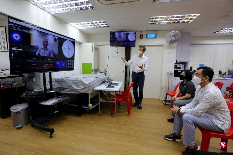 淡马锡基金会与狮子乐龄之友协会合作展开试验计划，以人工智能检测年长者的心理健康和制定护理计划。（庄耿闻摄） 