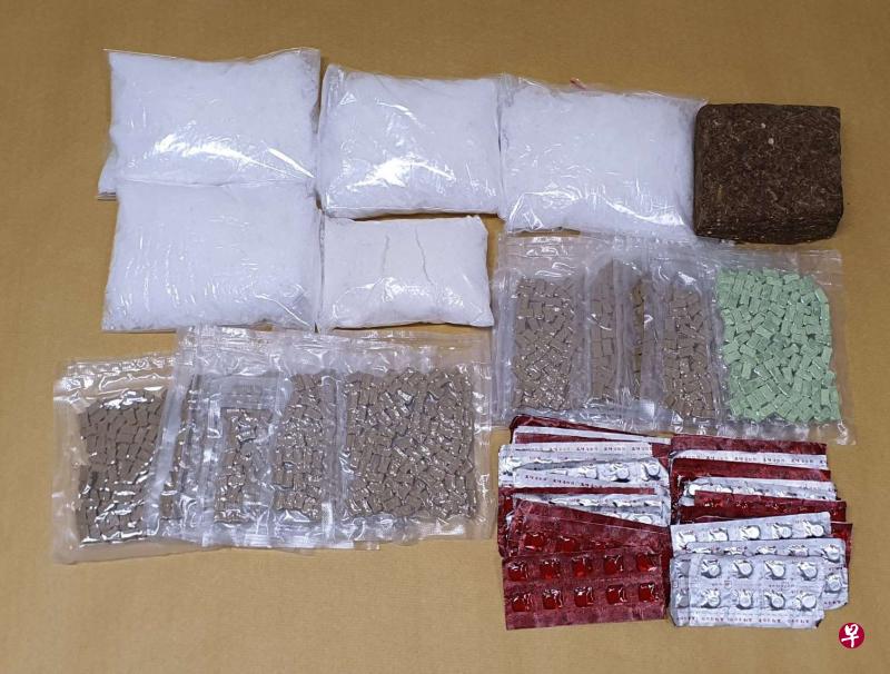 肃毒局人员在裕廊东1道一住家单位内起获的毒品。（中央肃毒局提供） 