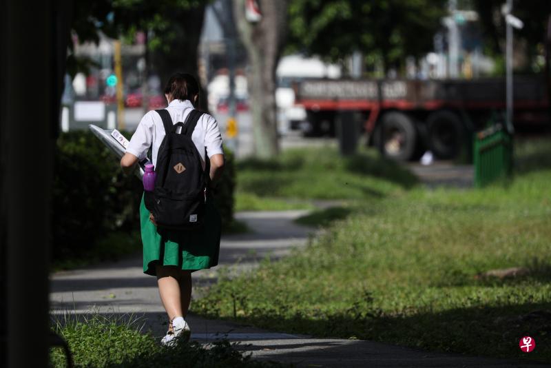 有意在明年入读本地中学、初级学院或励仁高中的归国学生7日起可上网提出申请。（李健玮摄） 