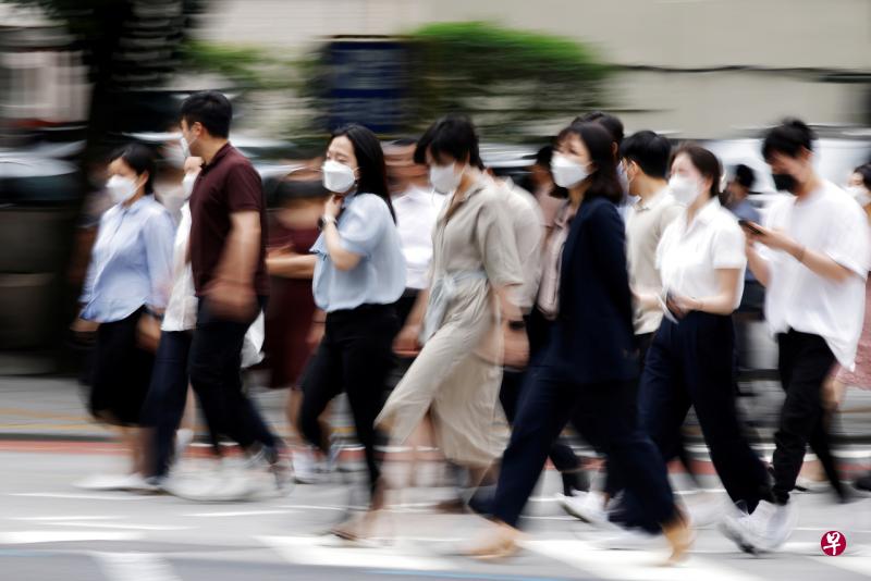 韩国总理金富谦说，德尔塔变种冠病病毒正在20至30岁的未接种冠病疫苗群体中迅速传播，他也呼吁人们进行检测。（路透社） 