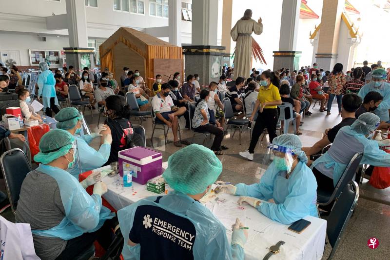 5月9日，大量曼谷民众到提供科兴疫苗或阿斯利康疫苗的接种中心进行接种。（法新社） 