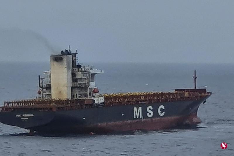 MSC Messina失火后冒出浓烟。（法新社） 