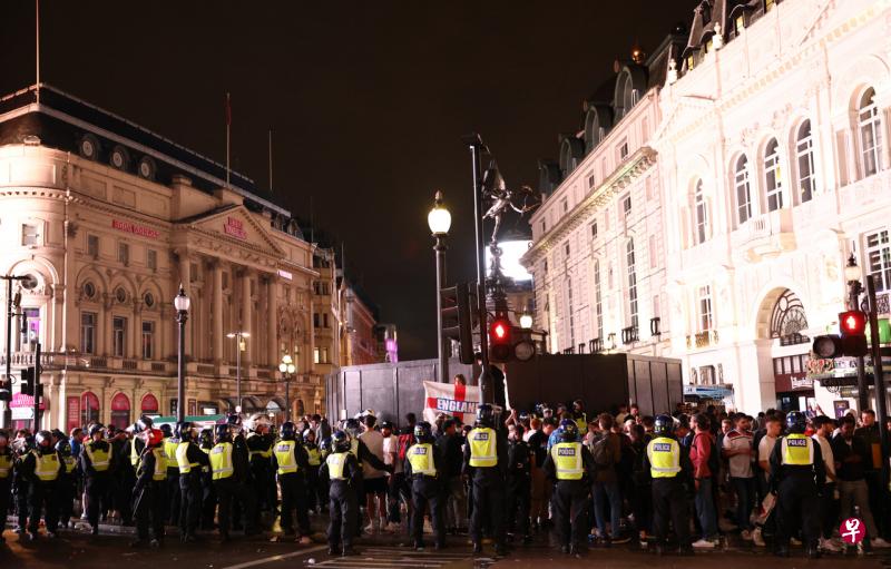 英国警方说，欧锦赛球迷与官员发生冲突，有19名警员受伤。（路透社）

 
