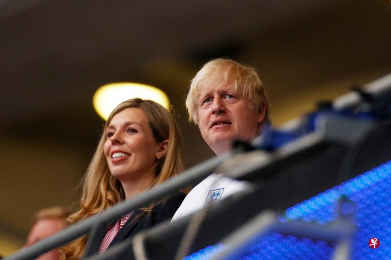 英国首相约翰逊（右）与妻子到温布利球场观看英格兰对垒意大利的欧锦决赛。（法新社） 