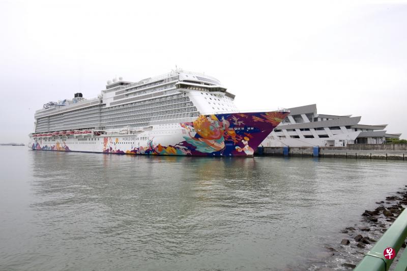 星梦邮轮世界梦号上的一名40岁旅客因冠病检测结果初步呈阳性，已被送往医院接受进一步检测。（邬福梁摄） 