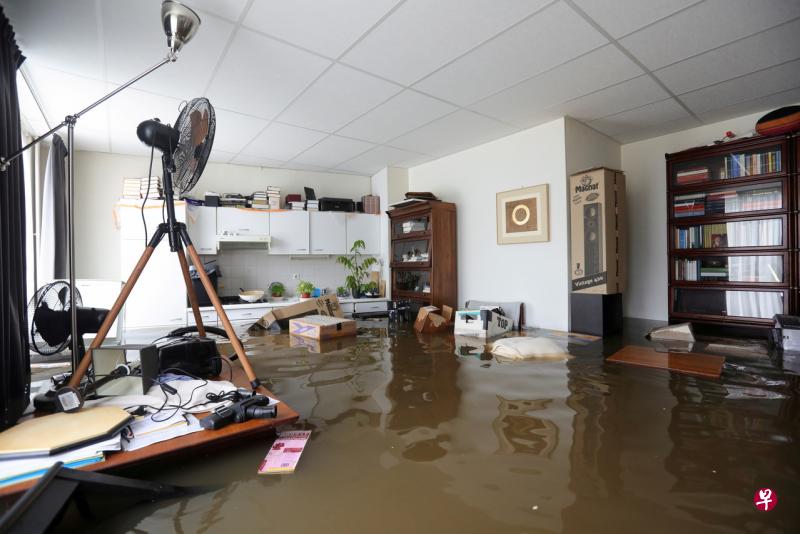 西欧一些土壤已饱和的地区在7月14日和15日获得约两个月的降雨量。荷兰盖勒这所房子的积水高达桌面。（路透社）
 