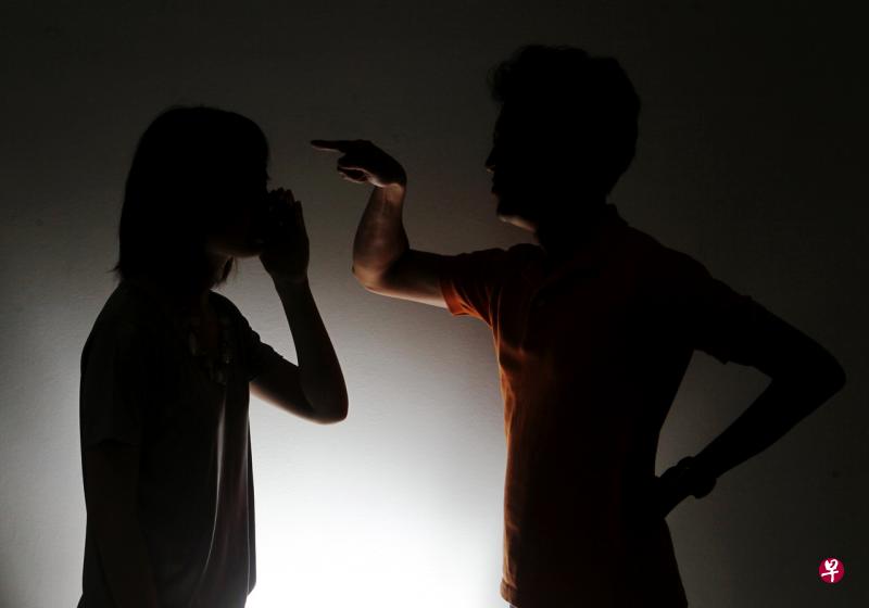 被告威胁女儿：“惩罚你母亲的唯一方法，就是让她看见你的尸体。”（示意图） 