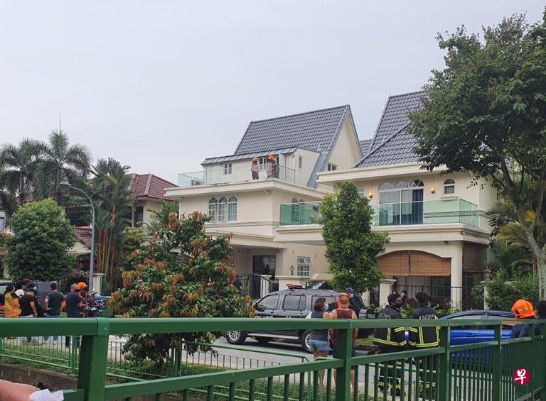 31岁男子将自己反锁在女皇路外洋房3楼，惊动警方和民防到场。（蔡女士提供） 