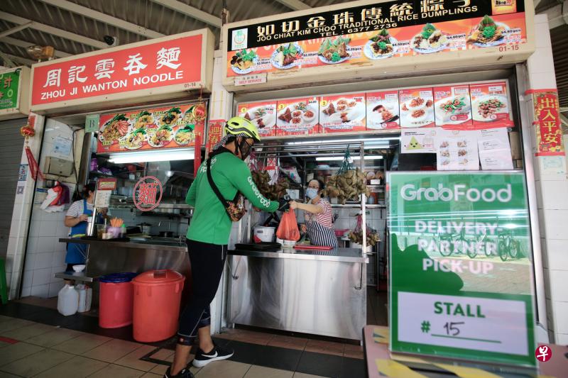 政府将延长餐饮外卖增强配套，为使用送餐平台和第三方物流机构的餐饮业者，资助部分送餐成本。（档案照） 