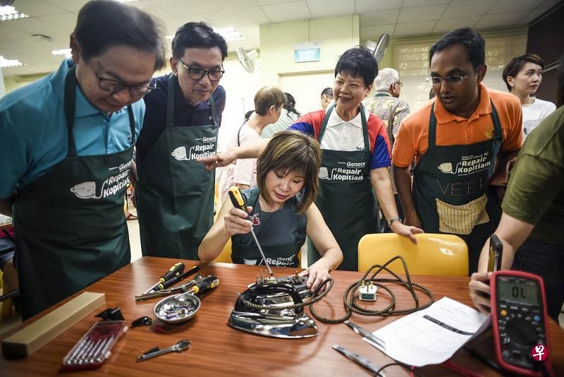 电子复苏坊延续维修咖啡店的概念，鼓励民众通过维修和再利用，延续电子产品的寿命。图为许连碹博士在2019年参与“维修咖啡店”工作坊的活动。（Geneco提供） 