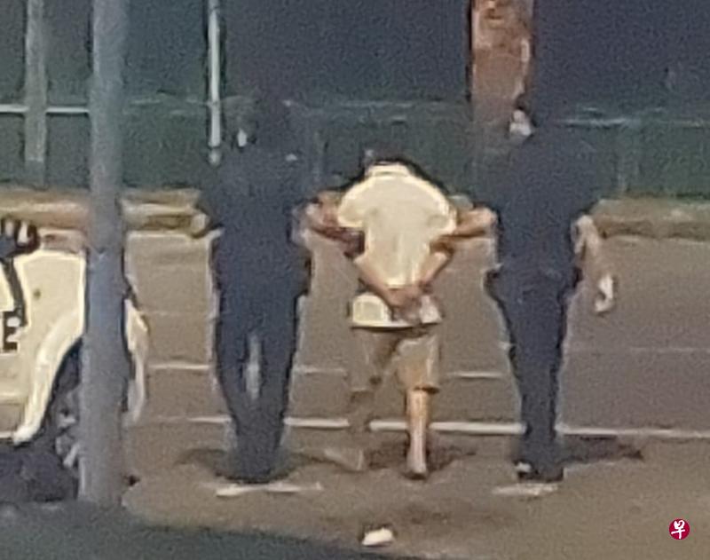 至少7辆警车及十多名警员到场，展开扫荡行动。（受访者提供） 