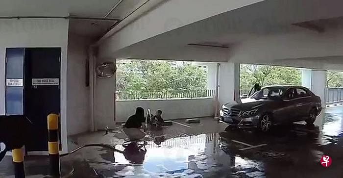 根据网友的行车记录器拍下的画面显示，一家人疑使用多层停车场里的消防喉在洗车。（Stomp） 