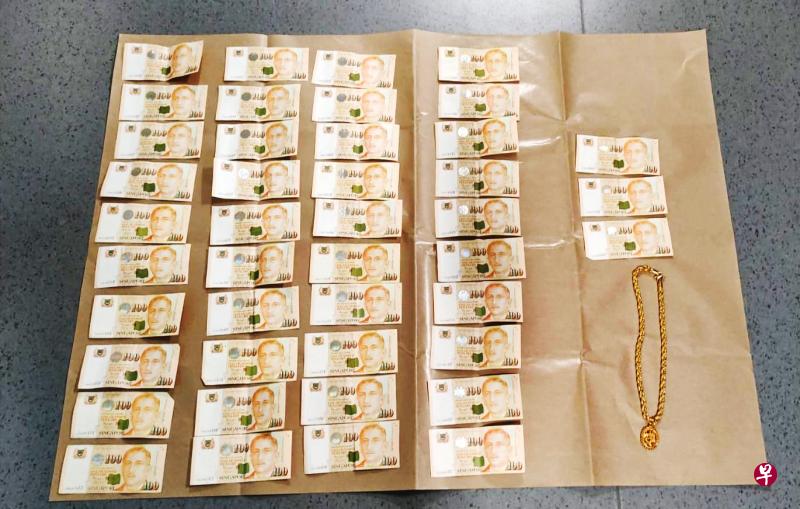 警方起获4300元现金、一条金项链及三只假劳力士手表作为证物。（警方提供） 