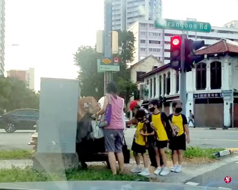 三名小学生及妇女前来帮忙年迈阿嬷。（取自面簿） 