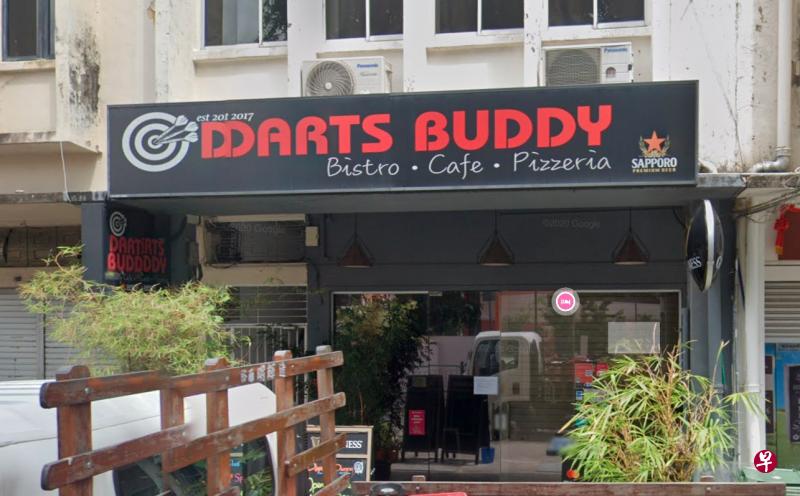 美智路Darts Buddy餐馆因允许顾客晚上10时30分后在场所内喝酒，触犯冠病19（临时措施）法令而被控上法庭。（谷歌街景） 