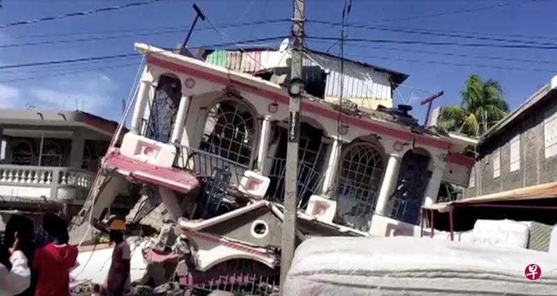 海地西部地区周六（8月14日）发生7.2级地震，目前死亡人数升至304人，至少1800人受伤，不少建筑倒塌受损。（路透社） 