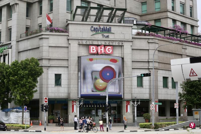 与购物中心白沙浮商业城（Bugis Junction）有关的感染群新增38起病例， 累计病例达61起，是今天新增最多病例的感染群。（陈斌勤摄） 