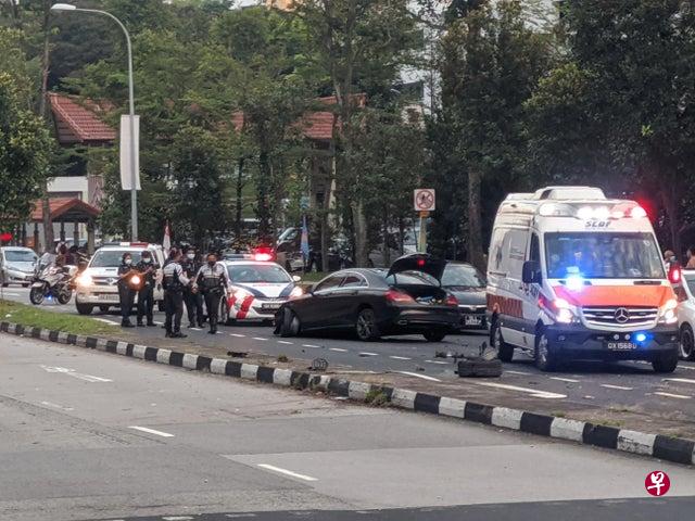 车子失控撞入反方向车道，警方到场调查。（取自网络） 