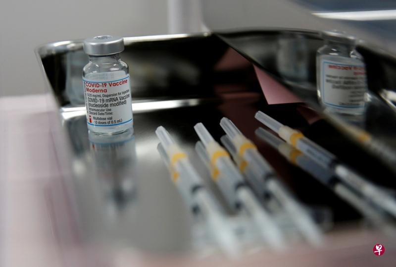 日本日前发现莫德纳冠病疫苗内混有异物，已暂缓施打该问题批号约163万剂疫苗。（路透社） 