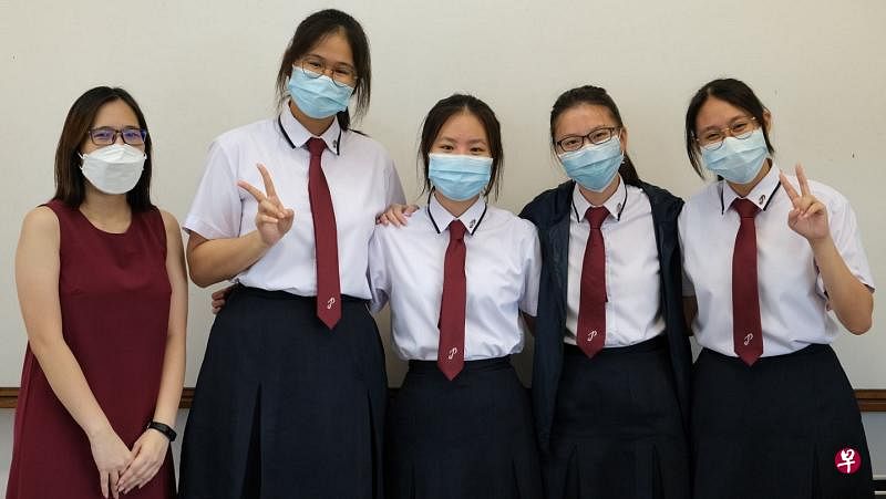 在线上学生论坛参与讲解与呈现的裕廊先驱初院学生，在活动结束后与老师合照。（裕廊先驱初院提供） 