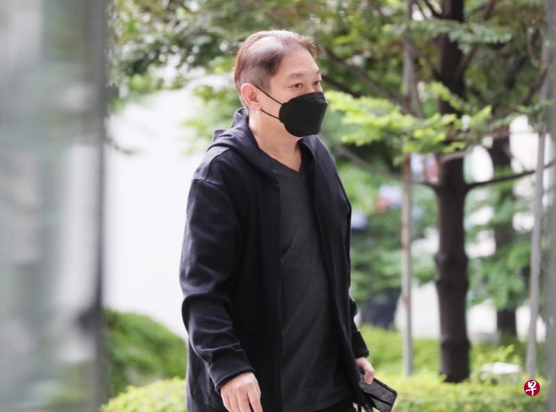 野生动物保育集团前员工钟鹏伟利用职权为多家公司谋取与集团的工作机会，受贿超过240万元，抵触107项防止贪污法令。（海峡时报） 