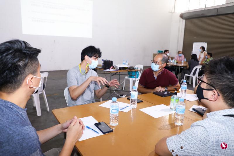 裕廊渔港租户和新加坡鱼商总会成员在新加坡食品局的安排下进行“桌面推演”。（新加坡食品局提供） 