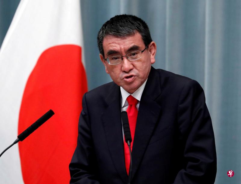 人气颇高的日本冠病疫苗部长河野太郎在民调中暂时领先。（路透社） 