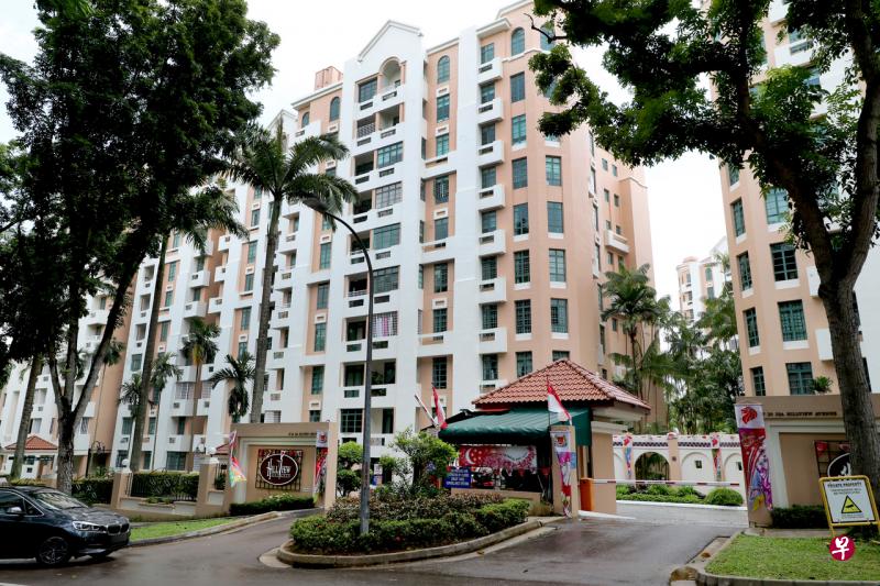 保安协会本月6日发声明，指幽美岭（Hillview Heights）公寓管理代理第一太平戴维斯（Savills），涉在保安招标文件中列出歧视年长员工及不会说华语者的条款。（周国威摄） 