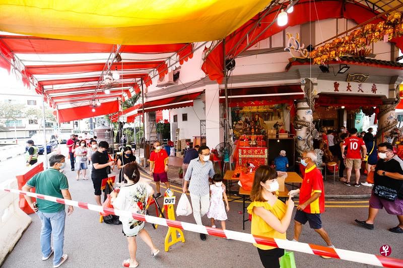 除了确保信众戴好口罩和保持安全距离，工作人员也在入口处检查他们是否已完成接种疫苗，否则不允许入场。（蔡家增摄） 