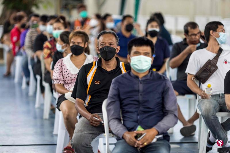 泰国一项研究显示，第一剂接种科兴或阿斯利康冠病疫苗，四周后接种辉瑞疫苗，该组合所产生的免疫反应效果最佳。（法新社） 