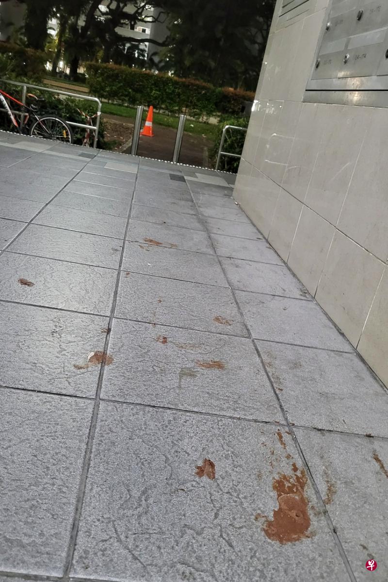 据了解，涉事男女当中，疑有人为一女争风吃醋，一言不合就打起来，导致伤者头破血流。（徐颖荃摄） 