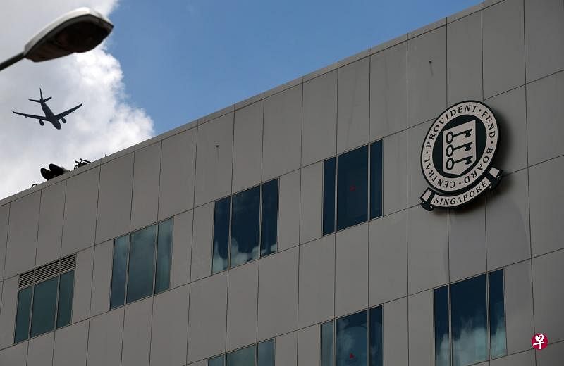 鉴于全球经济放缓，利率持续走低，中央公积金局决定把4％最低年利率延长至明年12月31日。（海峡时报档案照） 