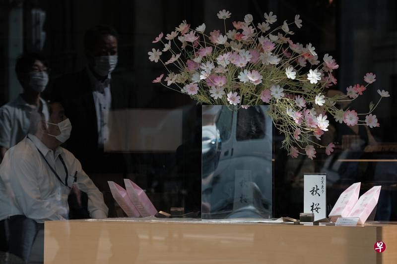 日本为应对冠病疫情颁布了将近六个月的紧急状态，日本经济部长西村康稔周二表示，紧急状态将在周四结束。（彭博社） 