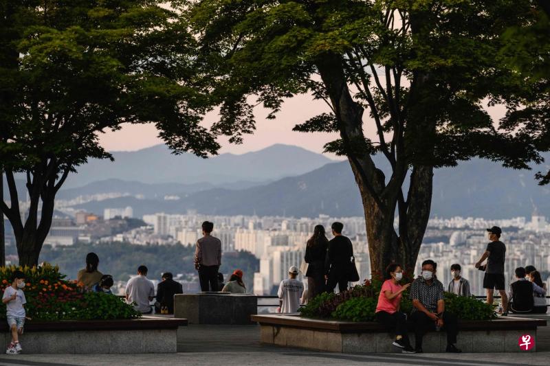 2020年韩国自杀人数1.3195万人，同比减少4.4%，但仍居经合组织成员国之首。继癌症、心脏疾病、肺炎、脑血管疾病之后，自杀成为韩国人第五大死因。（法新社） 