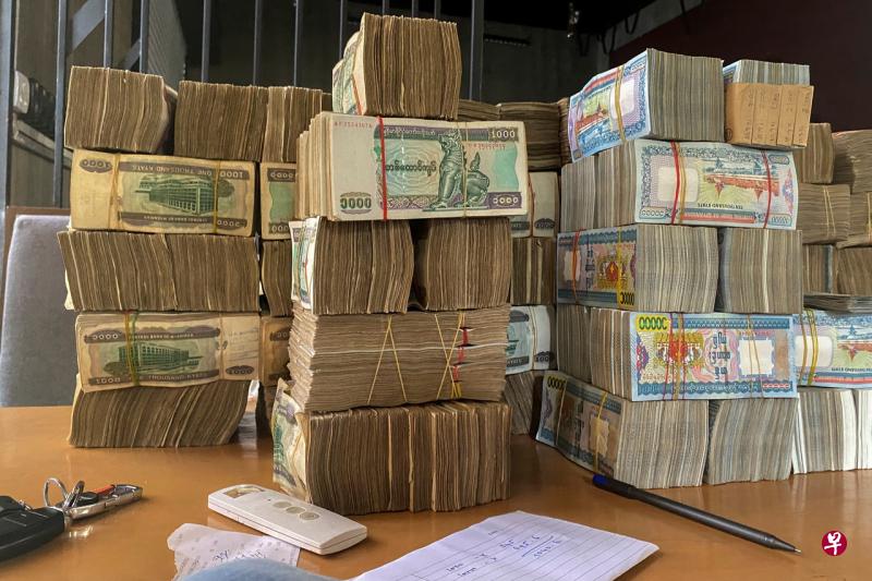 缅甸货币自9月初以来已贬值超过60%。货币贬值推动了该国自今年2月军事政变以来经济下滑，导致食品和燃料价格上涨。（路透社） 