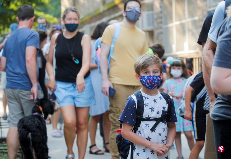 两项新研究显示，冠病病毒正在进化为可以更有效通过空气传播的病毒。《纽约时报》指，其结果表明在某些情况下我们需要使用更好的口罩；新研究也显示，冠病的持续进化使之变得更难以应对。（路透社） 