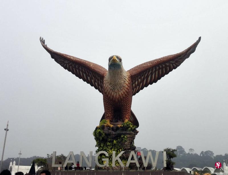 马国著名旅游景点浮罗交怡试行旅游泡泡超过两周之后，当地一家五星级酒店上周五暴发冠病感染群。感染者都是酒店员工与家属，并没有有游客受感染。图为浮罗交怡著名地标巨鹰广场。（星洲日报） 