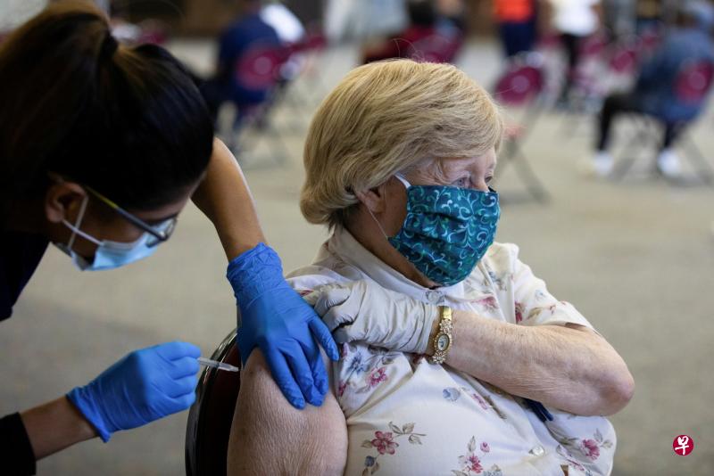 分析显示，接种辉瑞-BioNTech疫苗至少六个月后，该疫苗在预防住院和死亡方面的有效性仍然维持在90%高位，即使面对高度传染性的德尔塔变种冠病病毒也是如此。（路透社） 