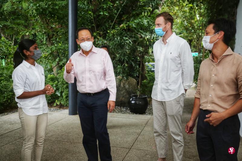 人力部长陈诗龙医生（左二）在记者会上说，人力资源是新加坡最重要的资源。（萧紫薇摄） 