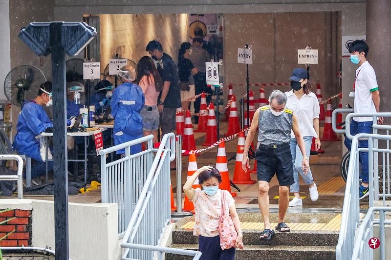 牛车水大厦之前出现冠病感染群，大厦摊主和工作人员从2021年9月13日起陆续到设在牛车水民众俱乐部的临时检测中心接受冠病检测。（叶振忠摄） 