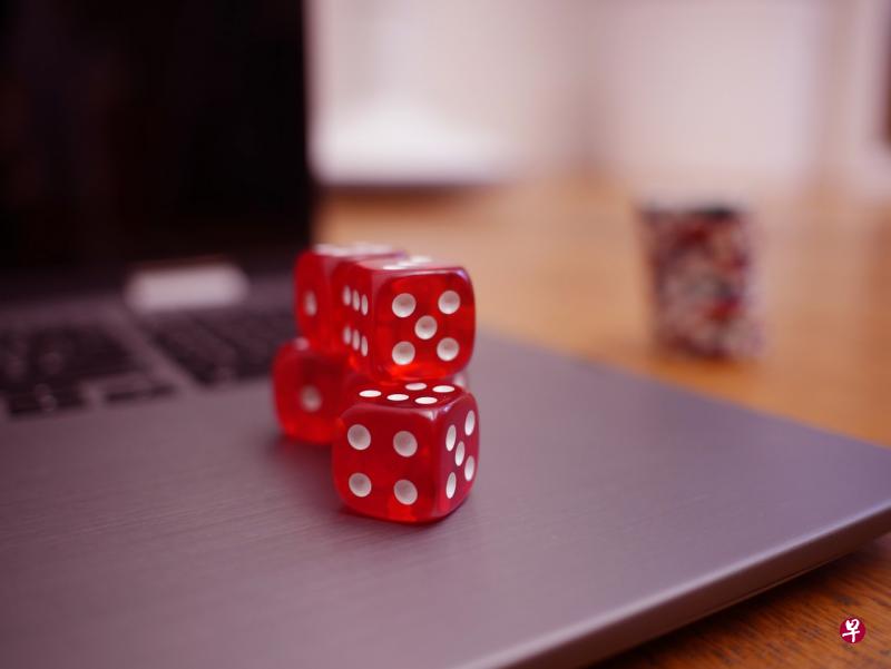根据案情，被告与一名同谋自2017起开始在“PPPoker”玩线上扑克牌游戏，并且在平台上认识。（示意图/pixabay） 