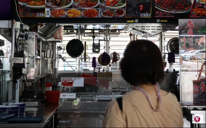 金山岭咖啡店的经济菜饭摊和潮州鱼粥摊因两次出现鼠踪，被吊销执照两个星期。（李健玮摄） 
