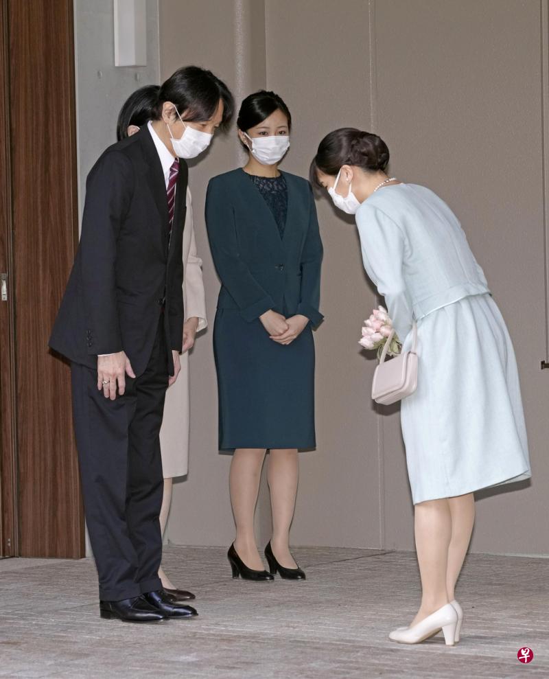 10月26日早上，真子向父母道别，穿蓝色套装者是真子的妹妹佳子公主。（路透社） 
