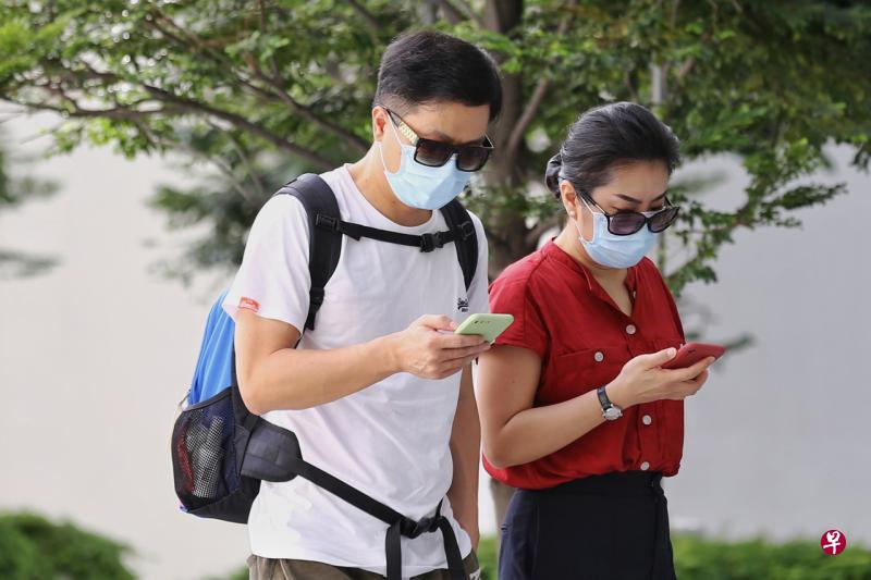 胡俊（左）和妻子石莎（右）今天被判罪成。（档案照） 