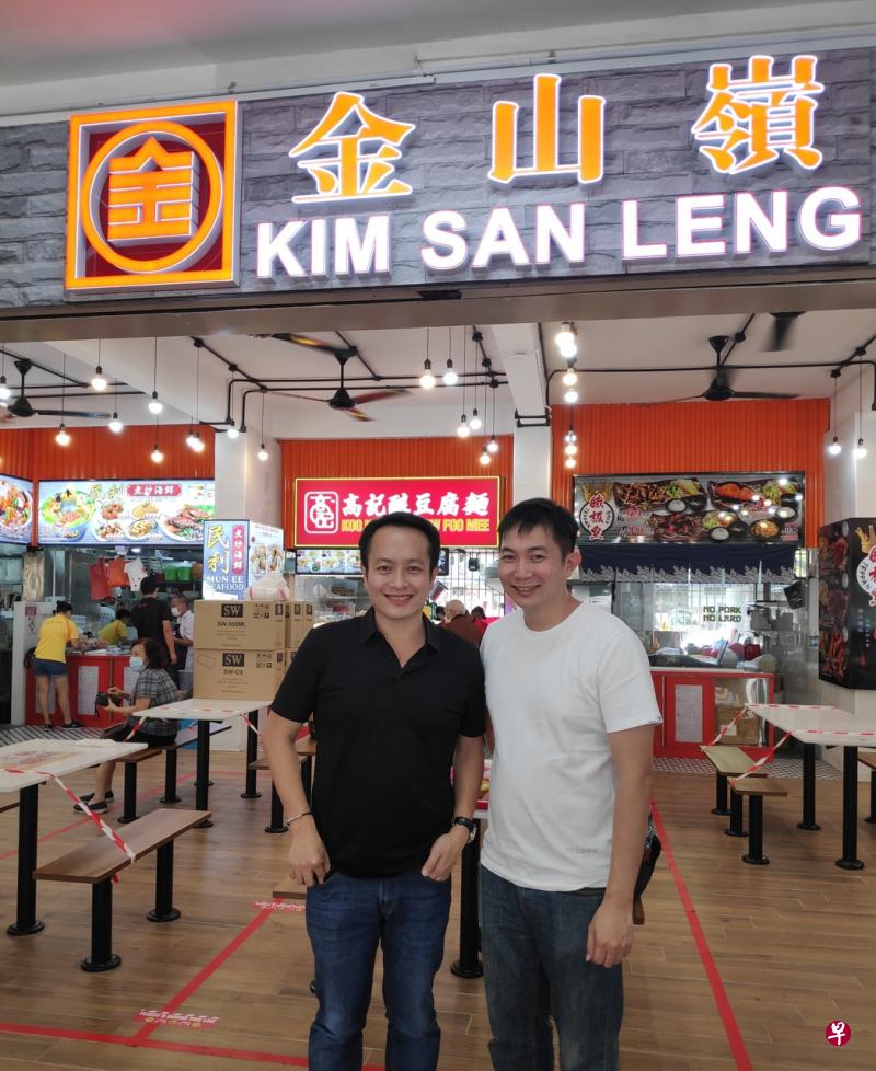 洪启强（左）和洪启炜自小到咖啡店帮忙，对咖啡店的运作很熟悉。（甘霖摄） 
