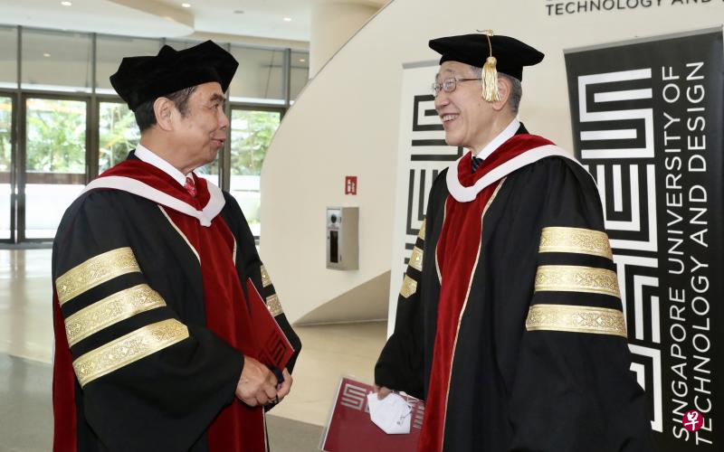 新加坡科技设计大学授予两位创始董事会成员、远东机构总裁黄志达（右）和第一家集团执行主席魏成辉名誉博士学位。（陈来福摄） 