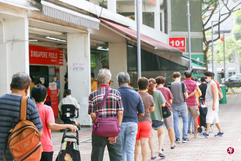本期多多首奖累计到800万元，势必引起字迷排队下注。（档案照） 