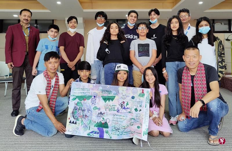 曾小耘（前排戴帽者）和尼泊尔学生及其他登山者一起参与画作。（受访者提供） 